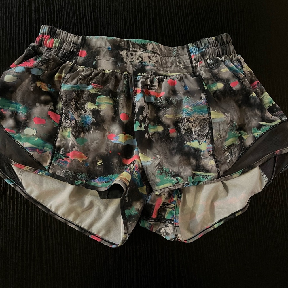 Lululemon hotty hot low rise 2.5” length - size 6 Excellent condition!